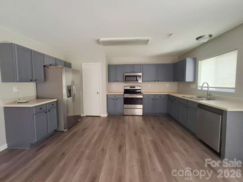 10242 Hugue Way, Charlotte, NC 28214.  MLS# CAR4372346, YatesRealty ID 15869. Kitchen