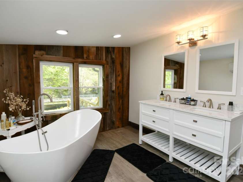 2180 Pigeon Roost Road, Green Mountain, NC 28740.  MLS# CAR4137054, YatesRealty ID 1587. Master bathroom with soaking tub
