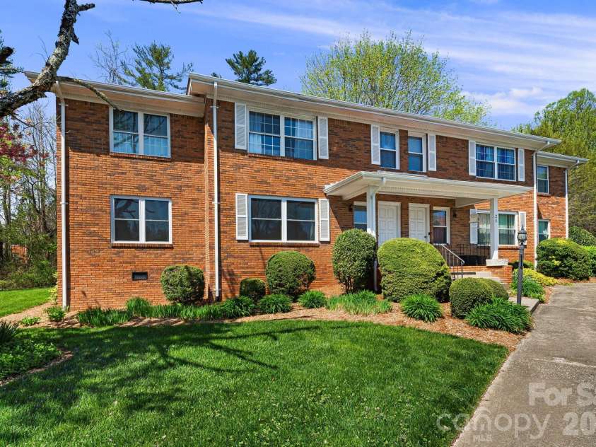 28 Capri Lane, Hendersonville, NC 28792.  MLS# CAR4247195, YatesRealty ID 15870. 