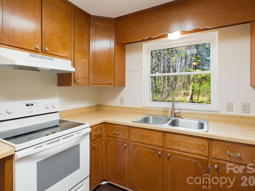 28 Capri Lane, Hendersonville, NC 28792.  MLS# CAR4247195, YatesRealty ID 15870. 