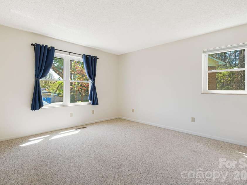 28 Capri Lane, Hendersonville, NC 28792.  MLS# CAR4247195, YatesRealty ID 15870. 