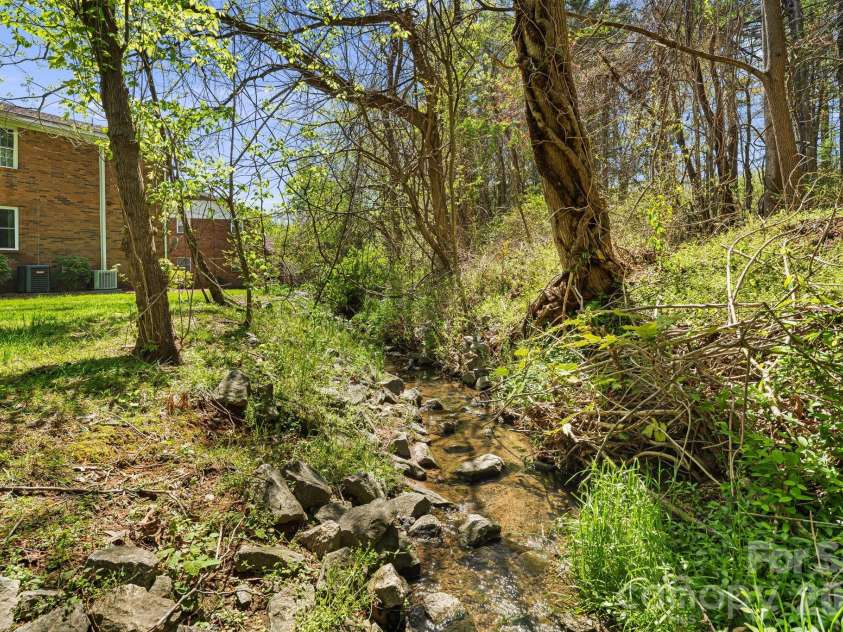 28 Capri Lane, Hendersonville, NC 28792.  MLS# CAR4247195, YatesRealty ID 15870. 