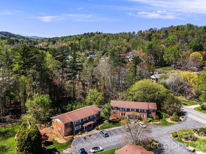 28 Capri Lane, Hendersonville, NC 28792.  MLS# CAR4247195, YatesRealty ID 15870. 