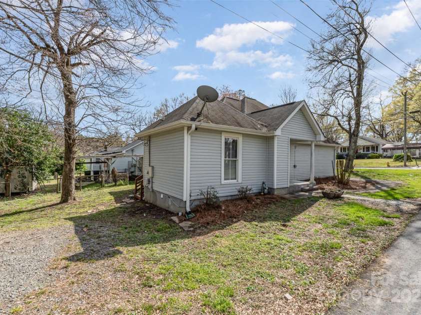 201 Tuckaseege Road, Mount Holly, NC 28120.  MLS# CAR4235092, YatesRealty ID 15875. 