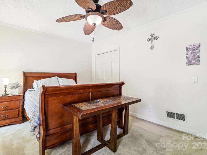 334 Lakeview Circle, Lugoff, SC 29078.  MLS# CAR4258357, YatesRealty ID 15882. 