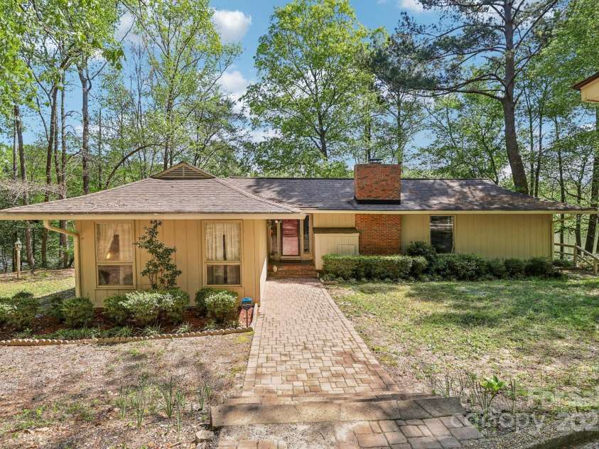 334 Lakeview Circle, Lugoff, SC 29078.  MLS# CAR4258357, YatesRealty ID 15882. 