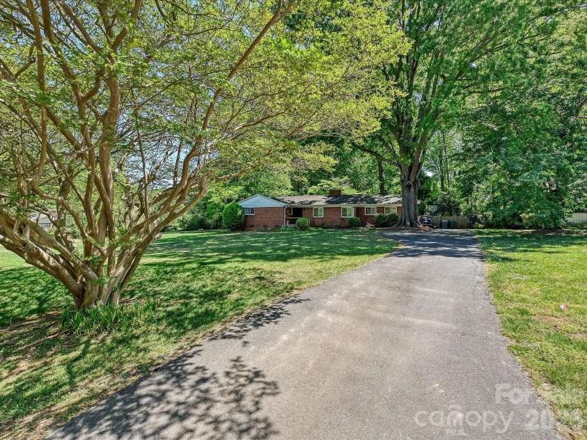 6604 Williams Road, Charlotte, NC 28215.  MLS# CAR4337545, YatesRealty ID 15882. Driveway