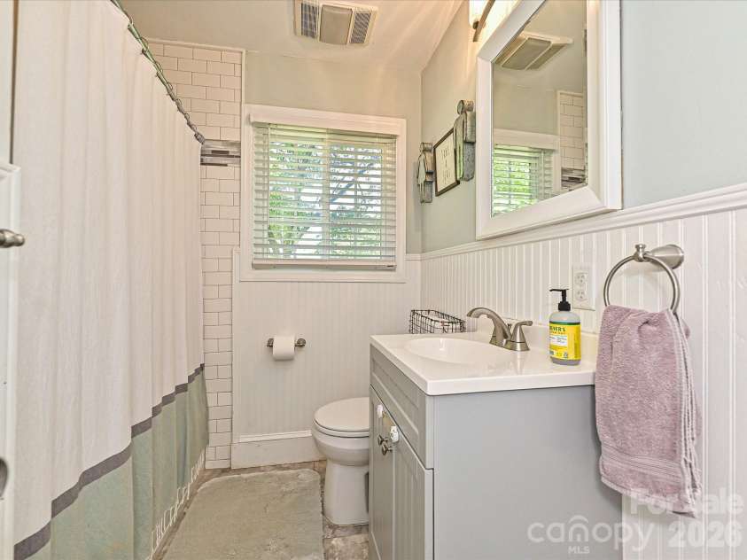 6604 Williams Road, Charlotte, NC 28215.  MLS# CAR4337545, YatesRealty ID 15882. Full Bathroom