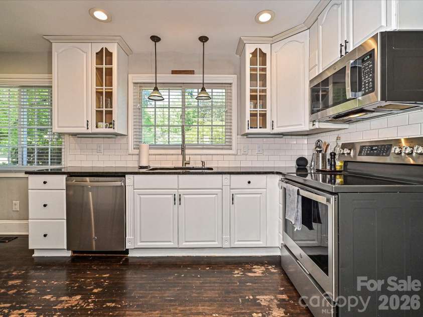 6604 Williams Road, Charlotte, NC 28215.  MLS# CAR4337545, YatesRealty ID 15882. Kitchen