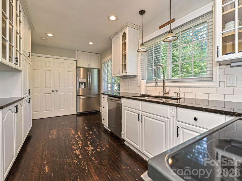 6604 Williams Road, Charlotte, NC 28215.  MLS# CAR4337545, YatesRealty ID 15882. Kitchen
