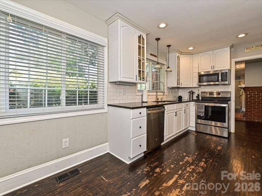6604 Williams Road, Charlotte, NC 28215.  MLS# CAR4337545, YatesRealty ID 15882. Kitchen