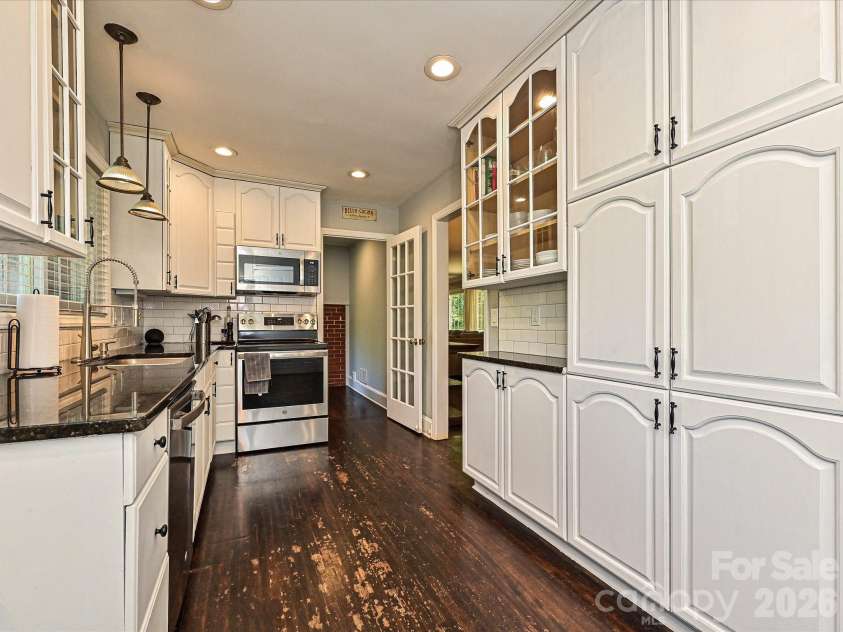 6604 Williams Road, Charlotte, NC 28215.  MLS# CAR4337545, YatesRealty ID 15882. Kitchen