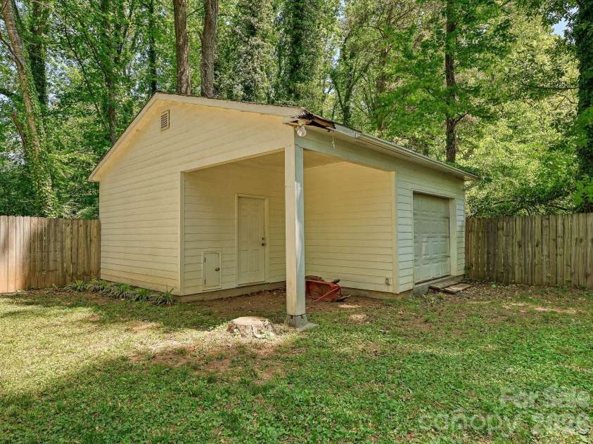 6604 Williams Road, Charlotte, NC 28215.  MLS# CAR4337545, YatesRealty ID 15882. Workshop