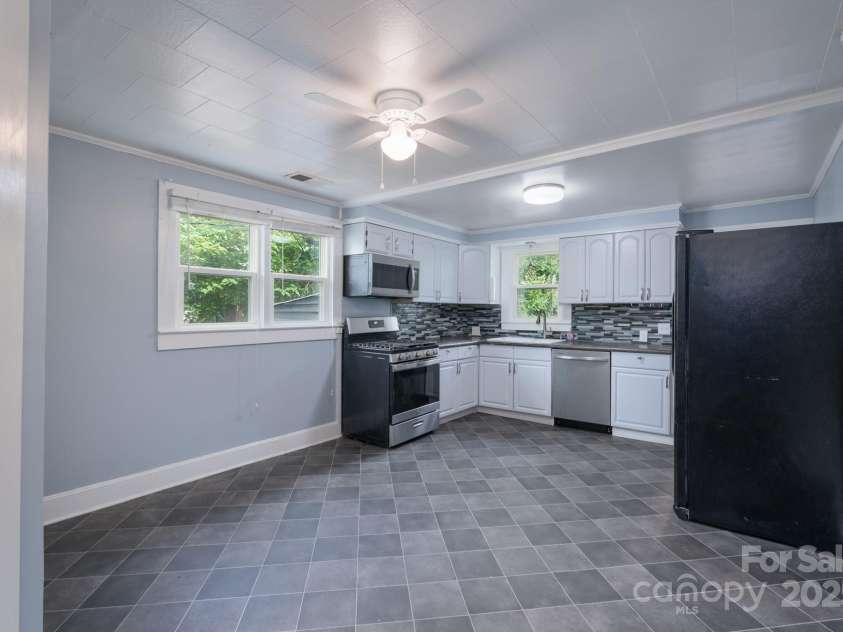 917 Laye Street, Belmont, NC 28012.  MLS# CAR4254861, YatesRealty ID 15892. Bright and airy kitchen freshly painted