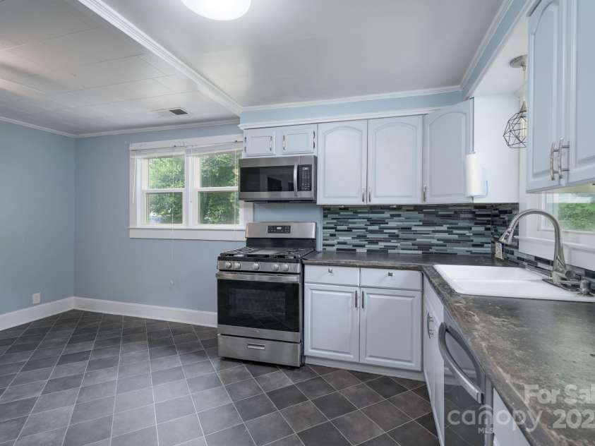 917 Laye Street, Belmont, NC 28012.  MLS# CAR4254861, YatesRealty ID 15892. View of the kitchen with the breakfast area
