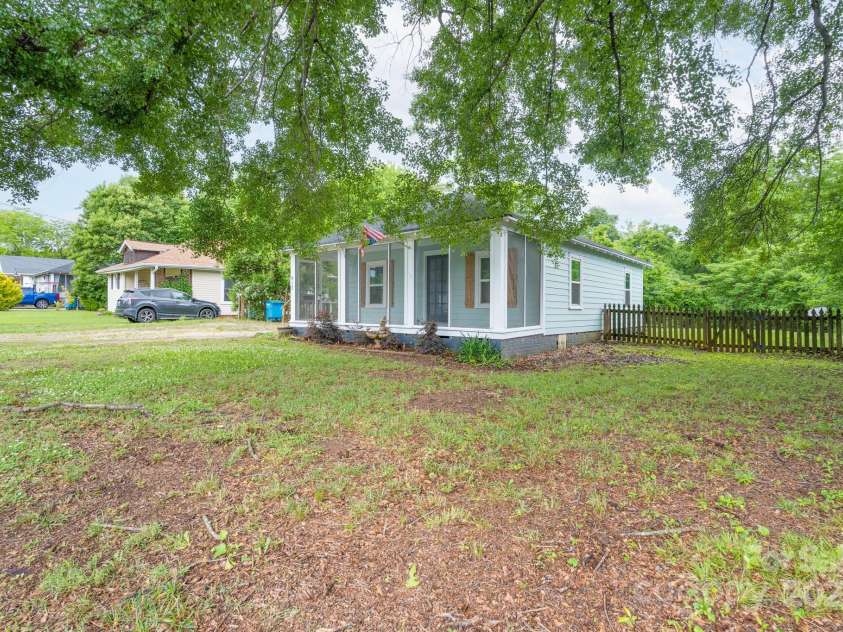 917 Laye Street, Belmont, NC 28012.  MLS# CAR4254861, YatesRealty ID 15892. Welcome to 917 Laye Street in Belmont!