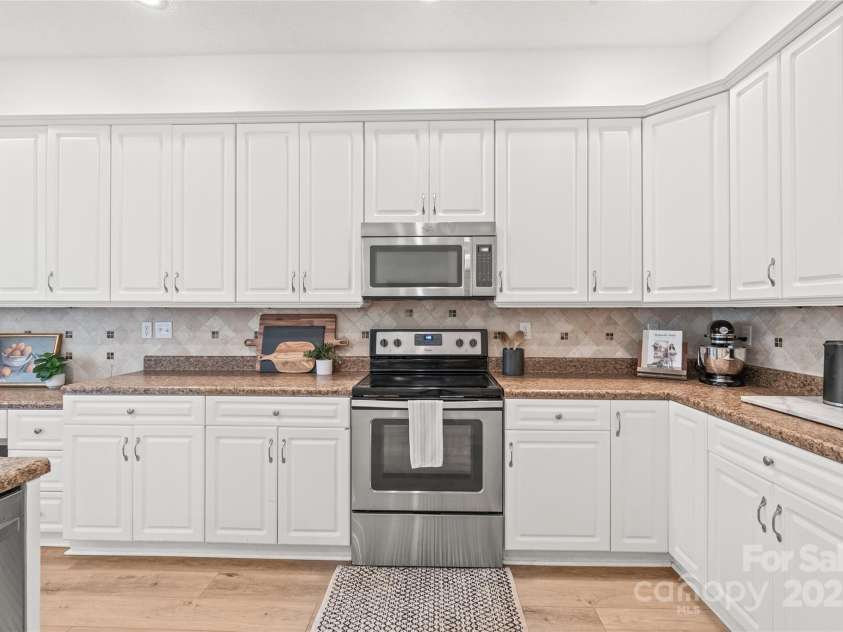 936 Knightsbridge Road, Fort Mill, SC 29708.  MLS# CAR4260474, YatesRealty ID 15896. This kitchen boasts plenty of cabinets to keep everything organized and within reach—perfect for all your cooking essentials and more.