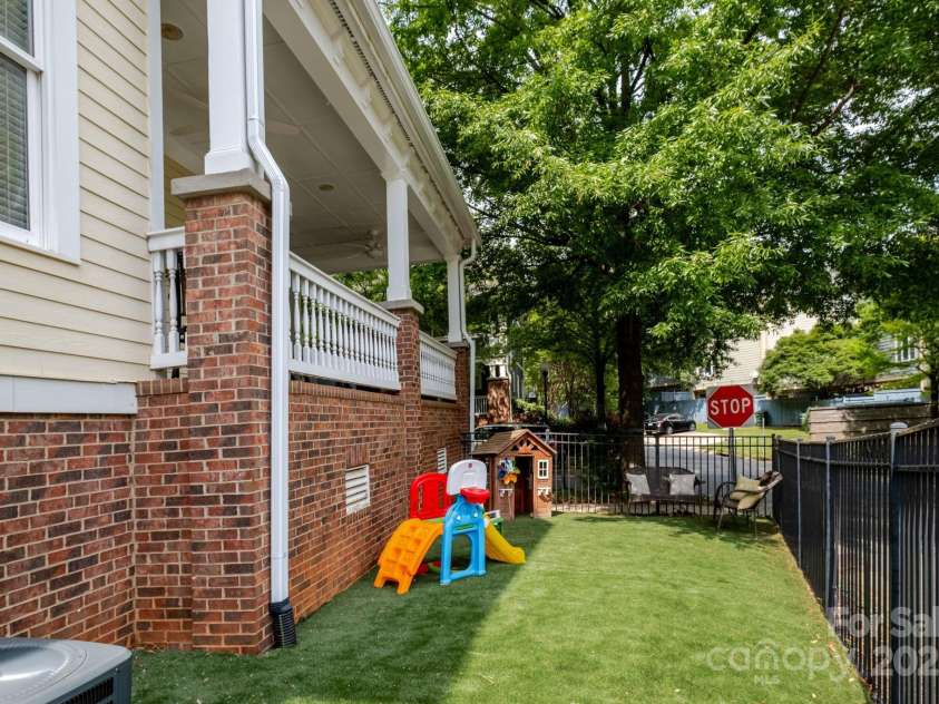 734 10th Street, Charlotte, NC 28202.  MLS# CAR4240870, YatesRealty ID 15898. 