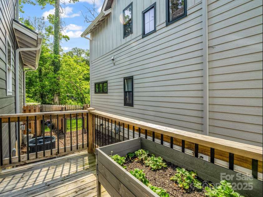 20 Phillip Lane, Arden, NC 28704.  MLS# CAR4259967, YatesRealty ID 15901. 