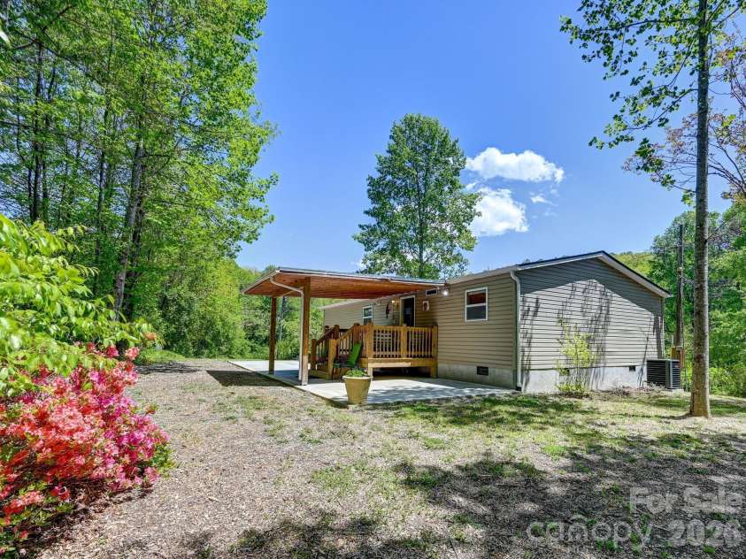 2275 Lamb Mountain Road, Hendersonville, NC 28792.  MLS# CAR4374326, YatesRealty ID 15901. 