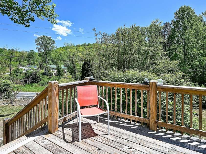 2275 Lamb Mountain Road, Hendersonville, NC 28792.  MLS# CAR4374326, YatesRealty ID 15901. 