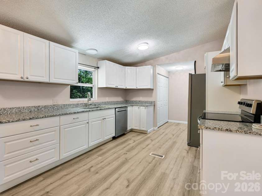 2275 Lamb Mountain Road, Hendersonville, NC 28792.  MLS# CAR4374326, YatesRealty ID 15901. 