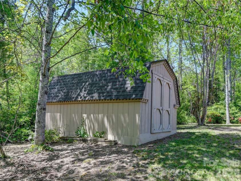 2275 Lamb Mountain Road, Hendersonville, NC 28792.  MLS# CAR4374326, YatesRealty ID 15901. 