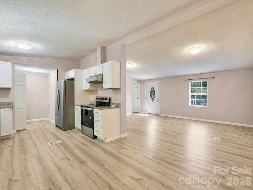 2275 Lamb Mountain Road, Hendersonville, NC 28792.  MLS# CAR4374326, YatesRealty ID 15901. Open Concept