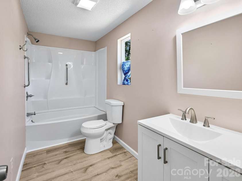 2275 Lamb Mountain Road, Hendersonville, NC 28792.  MLS# CAR4374326, YatesRealty ID 15901. Primary Bath