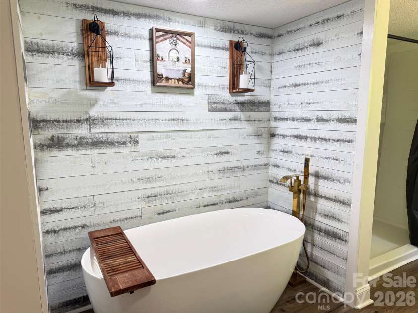 1442 Lee Pearson Road, Lenoir, NC 28645.  MLS# CAR4374752, YatesRealty ID 15903. Soaking Tub