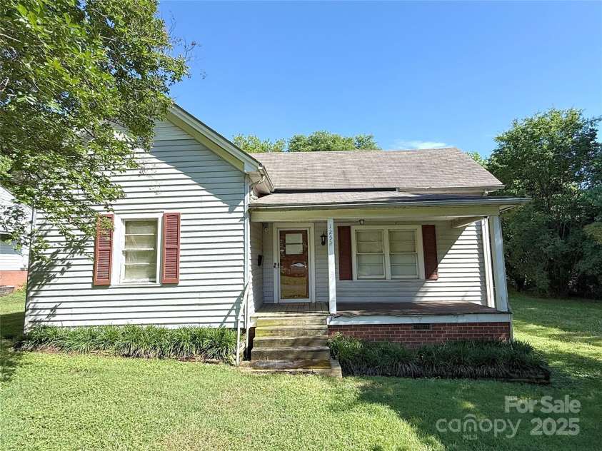 125 Hunter Street, Salisbury, NC 28144.  MLS# CAR4258864, YatesRealty ID 15907. 