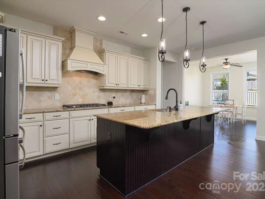 1495 Imperial Court, York, SC 29745.  MLS# CAR4241935, YatesRealty ID 15908. 5 burner gas top with custom exhaust hood