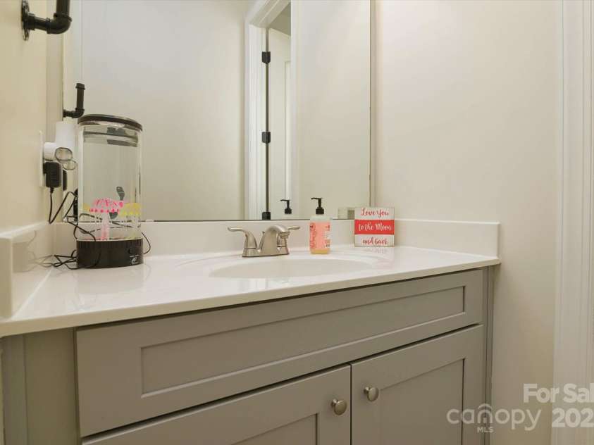 1495 Imperial Court, York, SC 29745.  MLS# CAR4241935, YatesRealty ID 15908. Jack and Jill bathroombetween the two secondary rooms