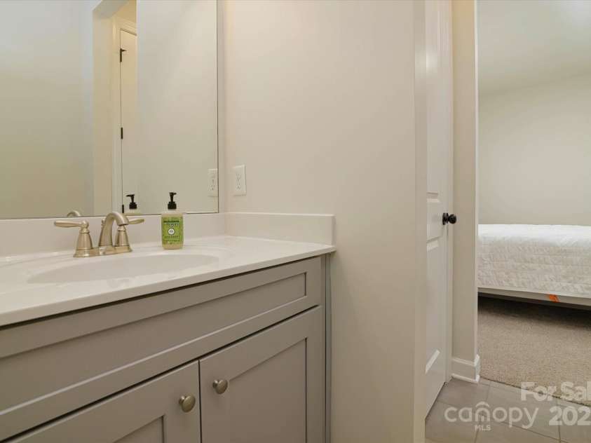 1495 Imperial Court, York, SC 29745.  MLS# CAR4241935, YatesRealty ID 15908. Jack and Jill bathroombetween the two secondary rooms