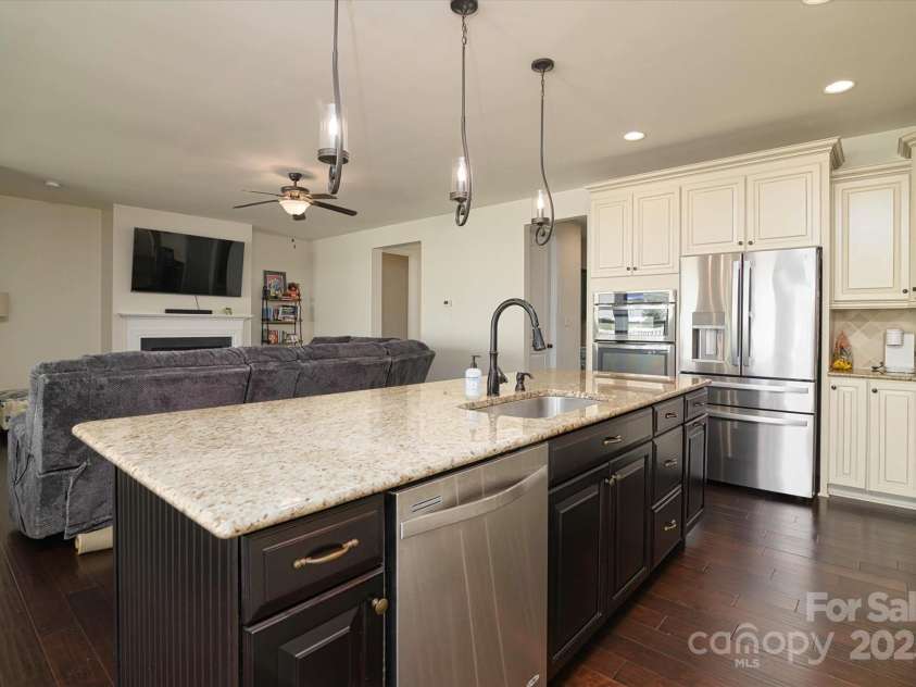 1495 Imperial Court, York, SC 29745.  MLS# CAR4241935, YatesRealty ID 15908. Large Kitchen island with breakfast bar