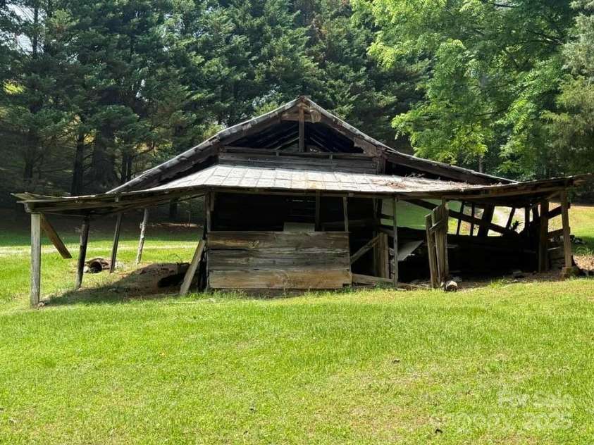 620 Smith Waldrop Road, Columbus, NC 28722.  MLS# CAR4209729, YatesRealty ID 15909. Barn is starting to lean, tear it down, sell the old barn wood, and build your dream home!