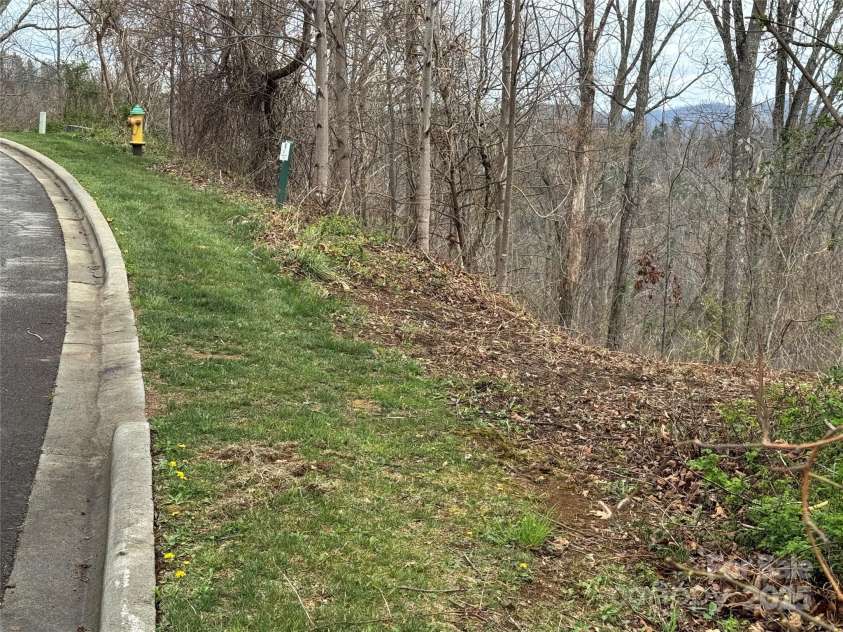 140 Summit Tower Circle, Asheville, NC 28804.  MLS# CAR4304165, YatesRealty ID 1591. 