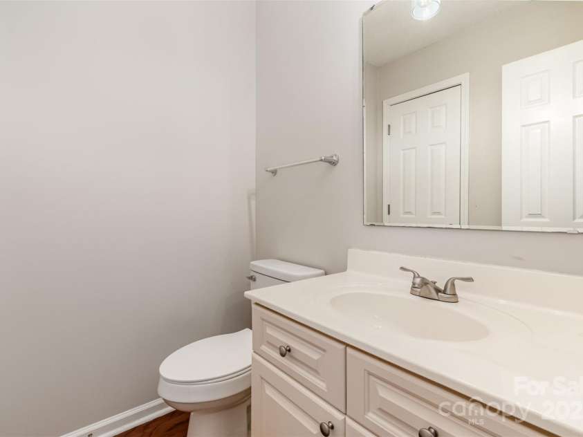 3610 Melrose Cottage Drive, Matthews, NC 28105.  MLS# CAR4223491, YatesRealty ID 1591. Half Bath