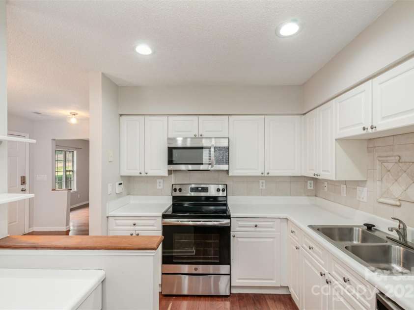 3610 Melrose Cottage Drive, Matthews, NC 28105.  MLS# CAR4223491, YatesRealty ID 1591. Kitchen