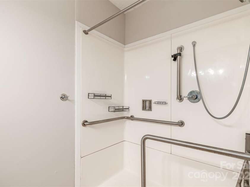 3610 Melrose Cottage Drive, Matthews, NC 28105.  MLS# CAR4223491, YatesRealty ID 1591. Primary Bathroom