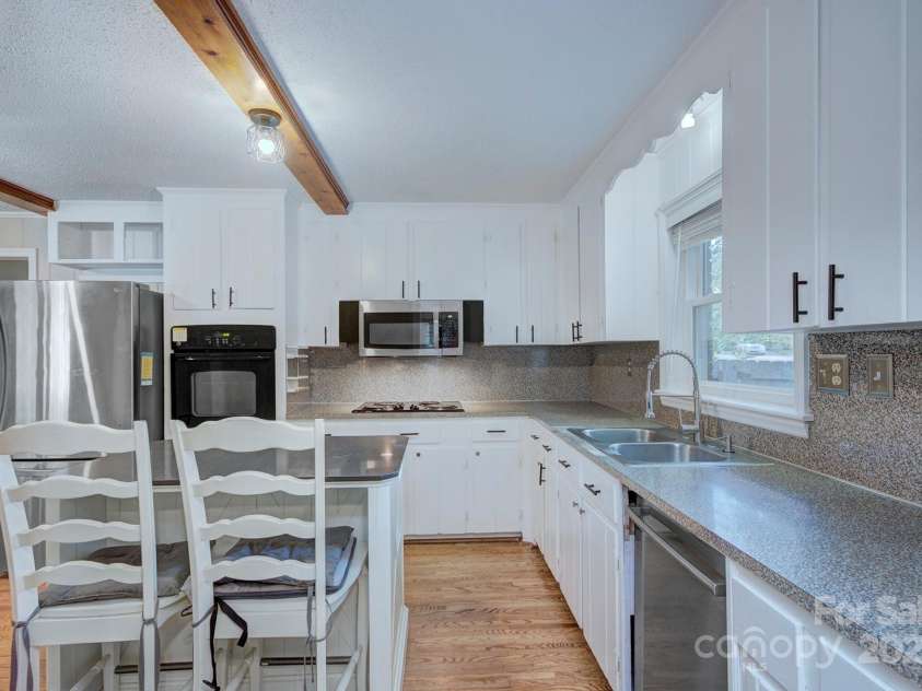 3951 Whitehall Drive, Charlotte, NC 28208.  MLS# CAR4259275, YatesRealty ID 15914. 