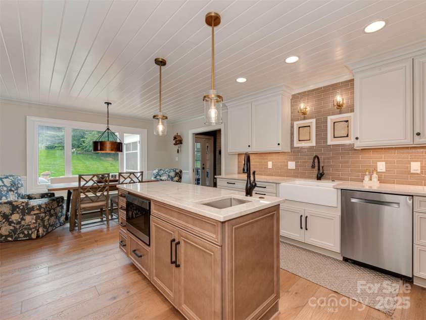 4201 Quail Hunt Lane, Charlotte, NC 28226.  MLS# CAR4261393, YatesRealty ID 15915. 