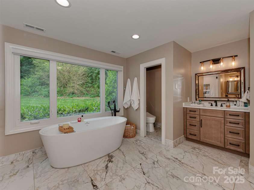 4201 Quail Hunt Lane, Charlotte, NC 28226.  MLS# CAR4261393, YatesRealty ID 15915. 