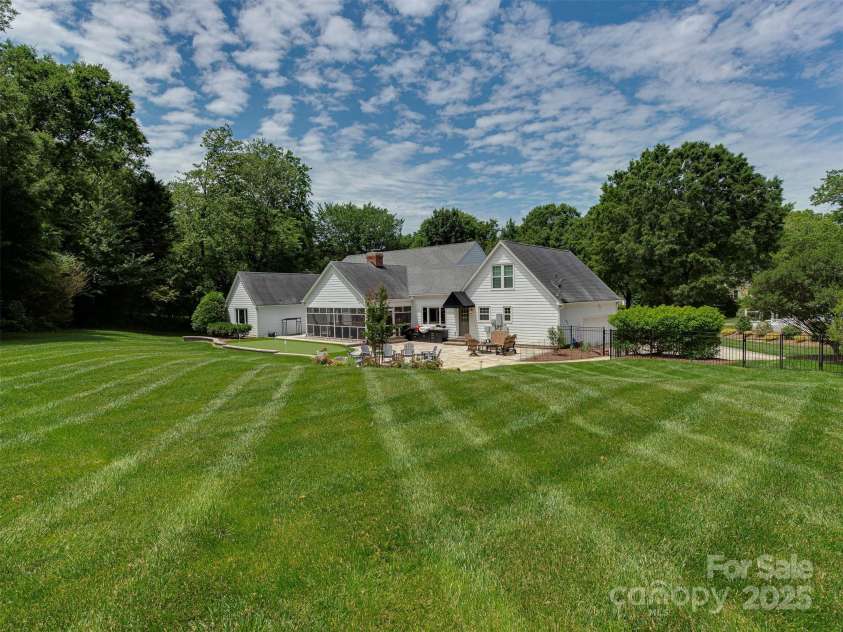 4201 Quail Hunt Lane, Charlotte, NC 28226.  MLS# CAR4261393, YatesRealty ID 15915. Expansive Private Lot