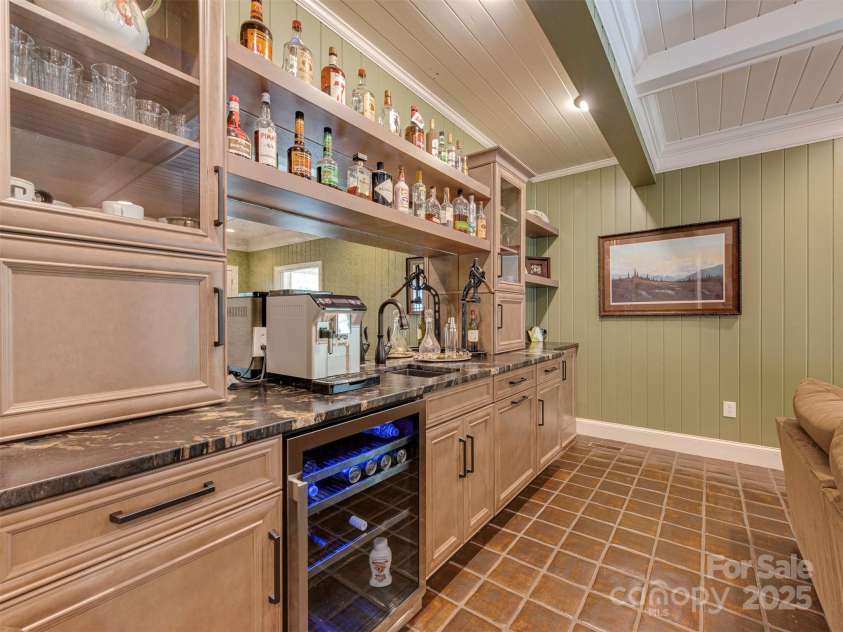 4201 Quail Hunt Lane, Charlotte, NC 28226.  MLS# CAR4261393, YatesRealty ID 15915. Family Room Built-In Bar