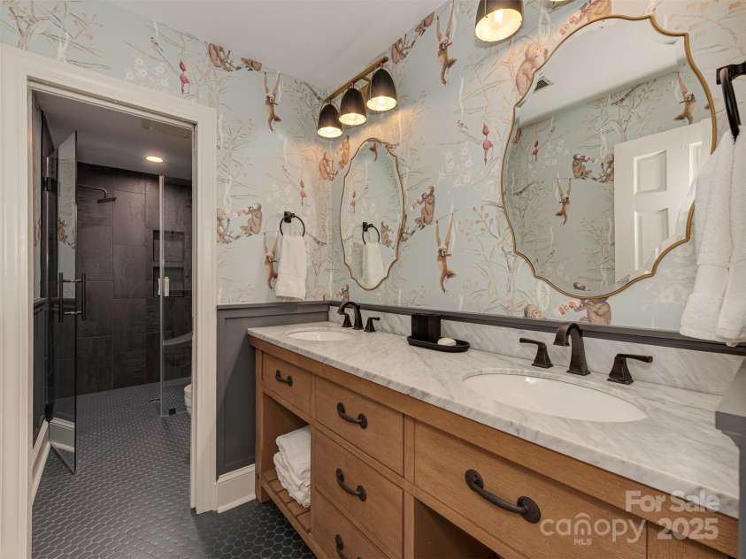 4201 Quail Hunt Lane, Charlotte, NC 28226.  MLS# CAR4261393, YatesRealty ID 15915. Full Bathroom Upstairs
