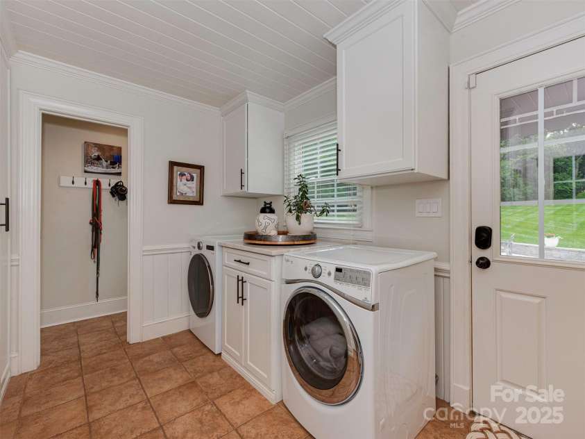 4201 Quail Hunt Lane, Charlotte, NC 28226.  MLS# CAR4261393, YatesRealty ID 15915. Laundry Room with Built-In Storage