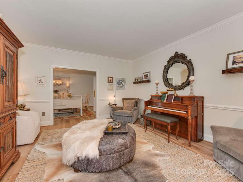 4201 Quail Hunt Lane, Charlotte, NC 28226.  MLS# CAR4261393, YatesRealty ID 15915. Living Room