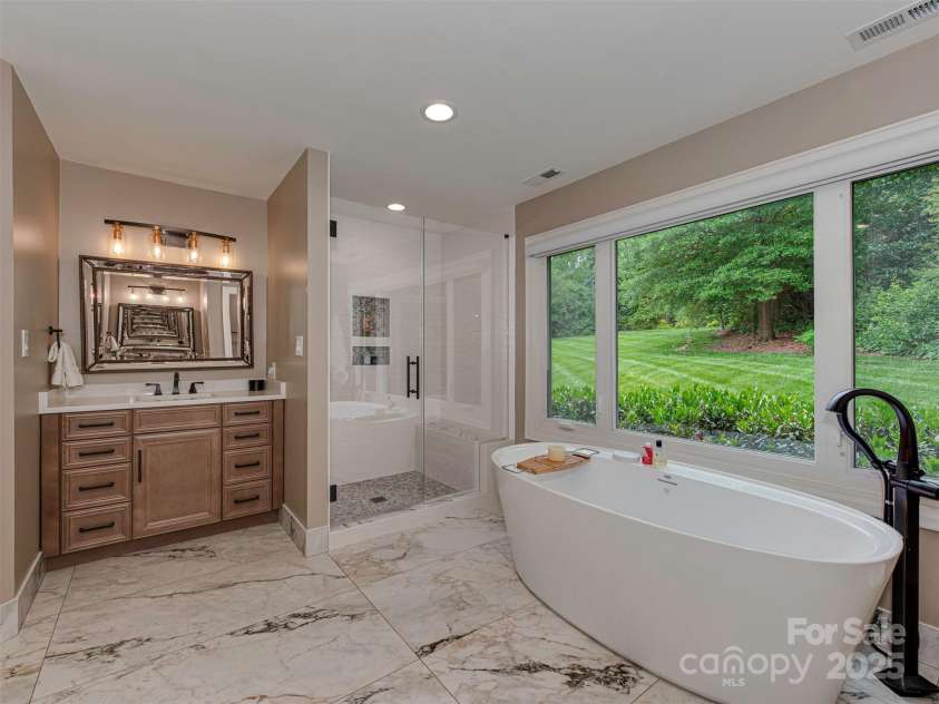 4201 Quail Hunt Lane, Charlotte, NC 28226.  MLS# CAR4261393, YatesRealty ID 15915. Primary Bath