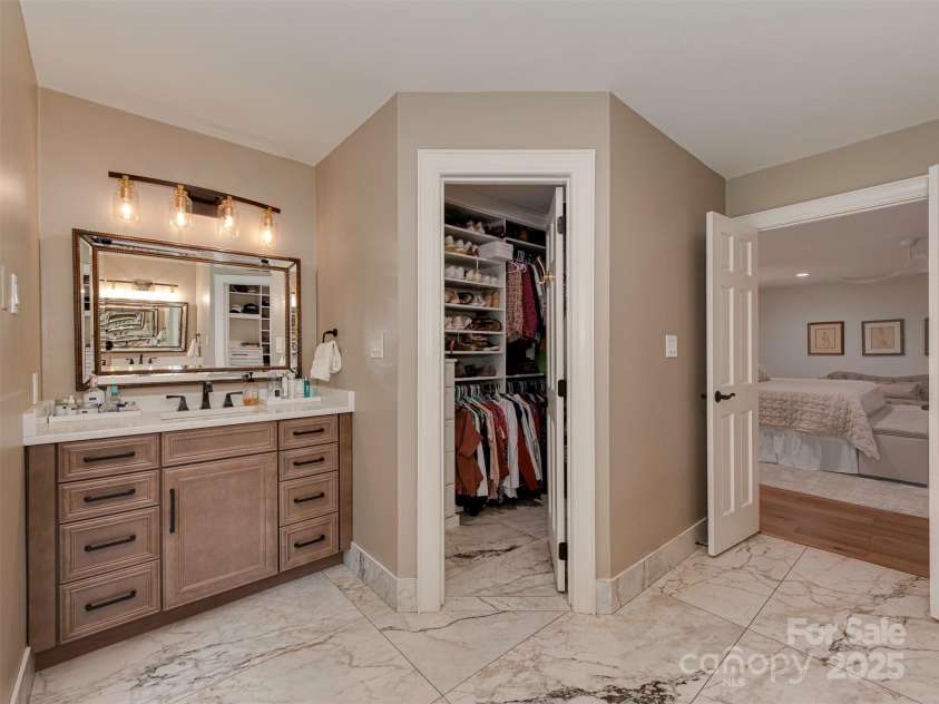 4201 Quail Hunt Lane, Charlotte, NC 28226.  MLS# CAR4261393, YatesRealty ID 15915. Primary Bath has matching Walk-In Closets